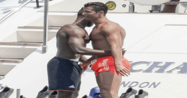 Cristiano se deja acariciar por un hombre Cristiano se deja tocar