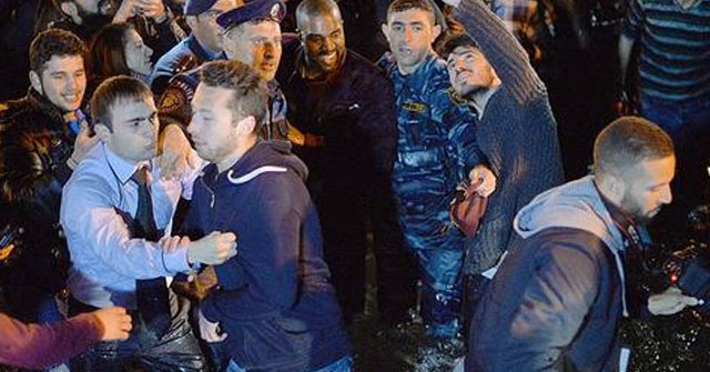 Kanye West es retirado del Lago Swan Kanye West es retirado del Lago Swan